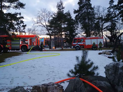 Požár v bývalém vojenském areálu vyžádal zásah hasičů