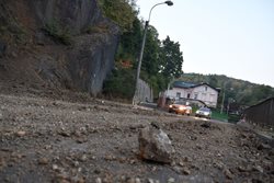 V Lokti menší sesuv skály pokryl silnici sutí
