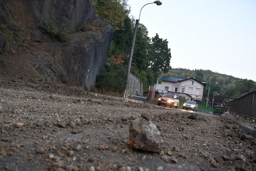 V Lokti menší sesuv skály pokryl silnici sutí