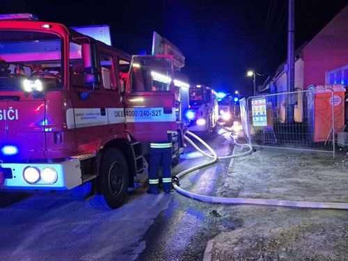 Noc plná plamenů: Hasiči zabránili rozšíření požáru stodoly