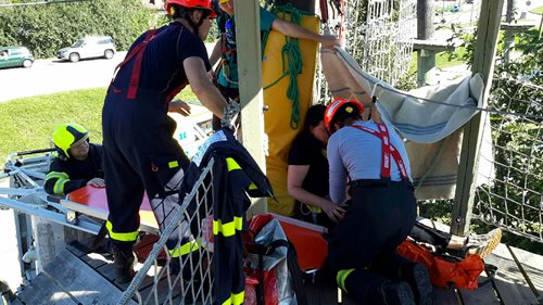 Záchrana ženy v lanovém centru