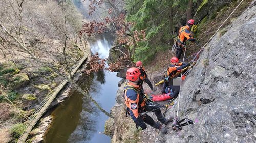 Zraněný lezec zůstal uvězněný nad řekou