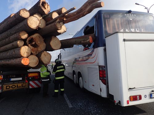 V Benešově se autobus s dětmi střetl s nákladním vozidlem