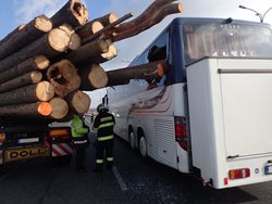 V Benešově se autobus s dětmi střetl s nákladním vozidlem