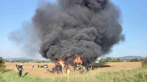 Při příjezdu hasičů byl celý traktor v plamenech. Příčinou byla technická závada