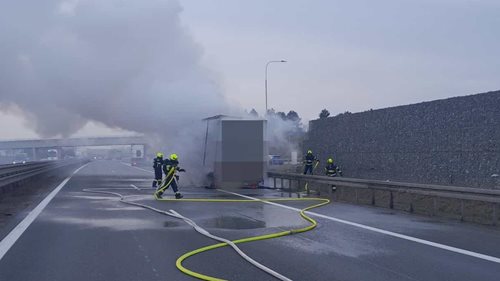 Kamion zachvátily plameny, hasiči uzavřeli pruh dálnice
