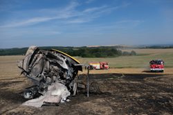 Požár lisovacího stroje a 5 hektarů strniště na okraji Bílovce