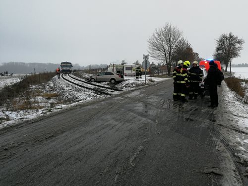  Střet vlaku s osobním autem poblíž Chýně se obešel bez zranění
