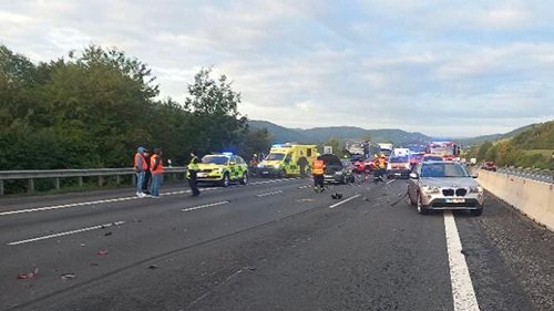 Hromadná nehoda pěti vozidel uzavřela dálnici D5. Směr na Prahu je zcela neprůjezdný