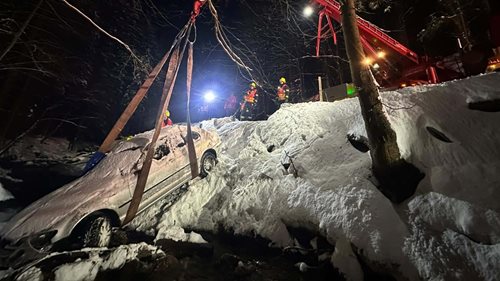 Havarovaný automobil zůstal v řečišti, hasiči jej vyprostili z náročného terénu
