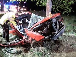 Hasiči po složitém vyprošťování zachránili zaklíněného řidiče