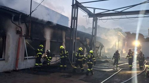 Deset jednotek hasičů bojovalo s požárem plechové haly. Vyhlášen byl druhý stupeň poplachu