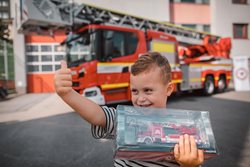 Oficiální předání automobilového žebříku AZ 42 Scania a věnování finančního daru malému Štěpánkovi