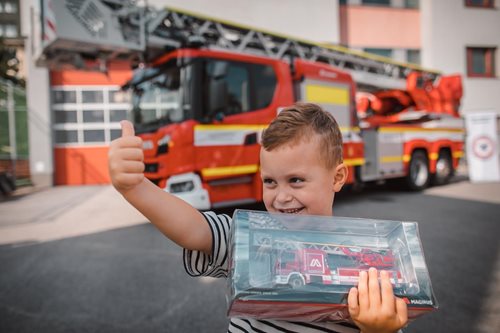 Oficiální předání automobilového žebříku AZ 42 Scania a věnování finančního daru malému Štěpánkovi