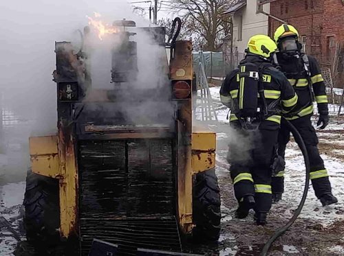 Požár pracovního stroje zastavily jednotky hasičů rychlým zásahem