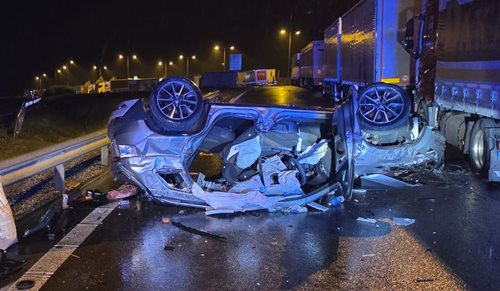 Osobní vůz narazil do návěsu odstavené soupravy. Nehoda si vyžádala lidský život