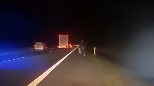 Cyklista vyrazil za tmy na dálnici. Policisté ho dostali do bezpečí
