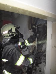 Požár rozváděče se rozšířil na strop. Jeden z obyvatelů domu byl převezen do nemocnice.