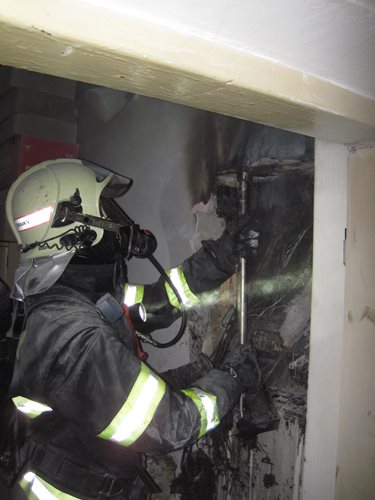 Požár rozváděče se rozšířil na strop. Jeden z obyvatelů domu byl převezen do nemocnice.