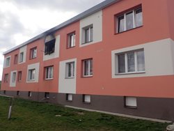 Při požáru bytu v Hlince vznikla škoda za více než 300 tisíc korun, povoláni byli i hasiči z Polska