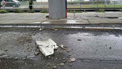 Část mostu spadla v Pardubicích na silnici, hasiči ihned zabezpečili místo