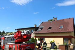 Při požáru rodinného domu ve Velkých Svatoňovicích uchránili hasiči milionové hodnoty