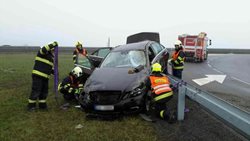 Do sobotní dvacáté hodiny vyjížděli jihomoravští hasiči k celkem jedenácti dopravním nehodám, při kterých se zranilo čtrnáct osob.