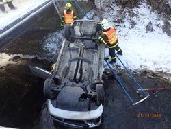 Dvě nehody osobních automobilů na Novojičínsku do potoka a stromu