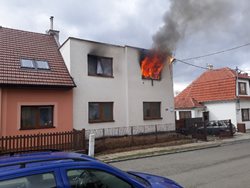 Hasiči zasahovali u požáru rodinného domu. Na místo letěl vrtulník. 