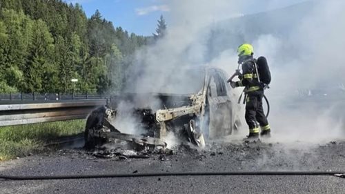 Auto zachvátily plameny během několika minut. Řidič skončil v péči záchranářů