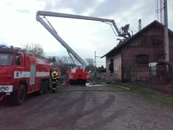K požáru drážní budovy v Libici nad Cidlinou vyjelo pět jednotek