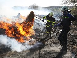 Požár balíků slámy na korbě kamionu v Podbořanech