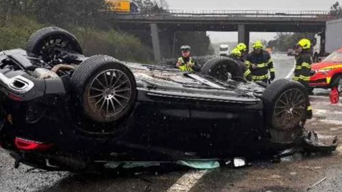 Nehoda na dálnici skončila převráceným vozidlem