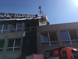 Požár části školy na Novojičínsku od hořícího kontejneru na odpadky