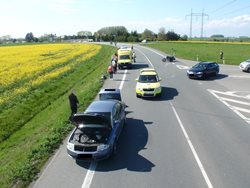 Slunečné počasí využila většina motorkářů. Jedna z vyjížděk skončila srážkou s osobním autem.