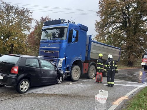 Srážka osobního auta s nákladním vozem, jedna osoba se zranila