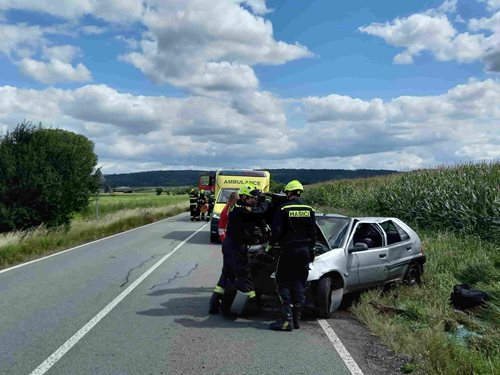 Dramatická havárie na II/298: Řidič zraněn, zásah hasičů a policie