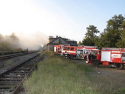 Požár ve skladu v Orlové, hasiči vynášeli nábytek