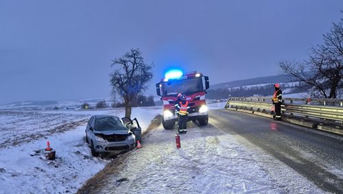 Řidič skončil s vozidlem v příkopě, hasiči zasahovali u nehody