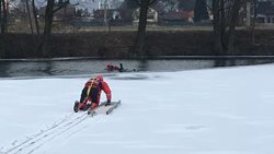 Pod mužem se propadl led, z vody jej vytáhli hasiči. Záchranná služba jej pak transportovala do nemocnice vrtulníkem. 