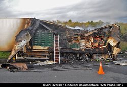 Na dálnici D8 hořel kamion, který převážel zeleninu. Během zásahu byla dálnice neprůjezdná