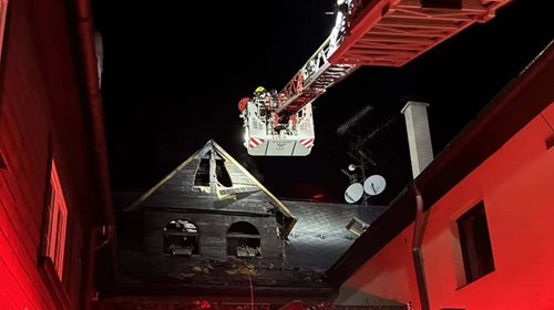 Plameny zachvátily střechu restaurace. Desítky lidí musely opustit budovu