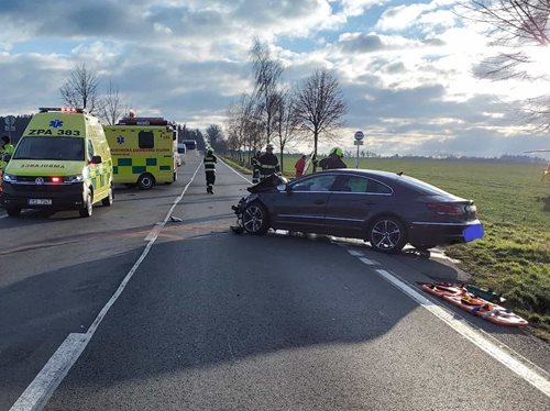 Tragédie na silnici: Srážka dvou aut si vyžádala tři mrtvé a dva zraněné