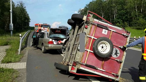 Na dálnici D6 se převrátil přívěs s koňmi