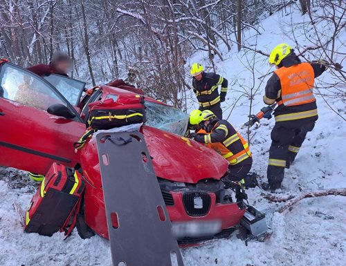 Střet osobního vozu s autobusem si vyžádal zásah hasičů a záchranářů
