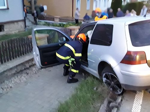 Vozidlo havarovalo mimo silnici