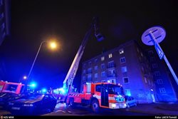 VIDEO/FOTOGALERIE Noční požár půdy a střechy v Ostravě-Porubě