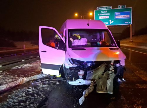 Ledovka paralyzovala dopravu a zaměstnala hasiče u desítek zásahů