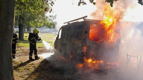 Dodávka hořela v plném rozsahu. Hasiči z plamenů vynesli propanbutanovou lahev