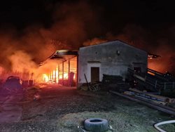 Požár seníku v Záhorovicích hasilo pět jednotek hasičů